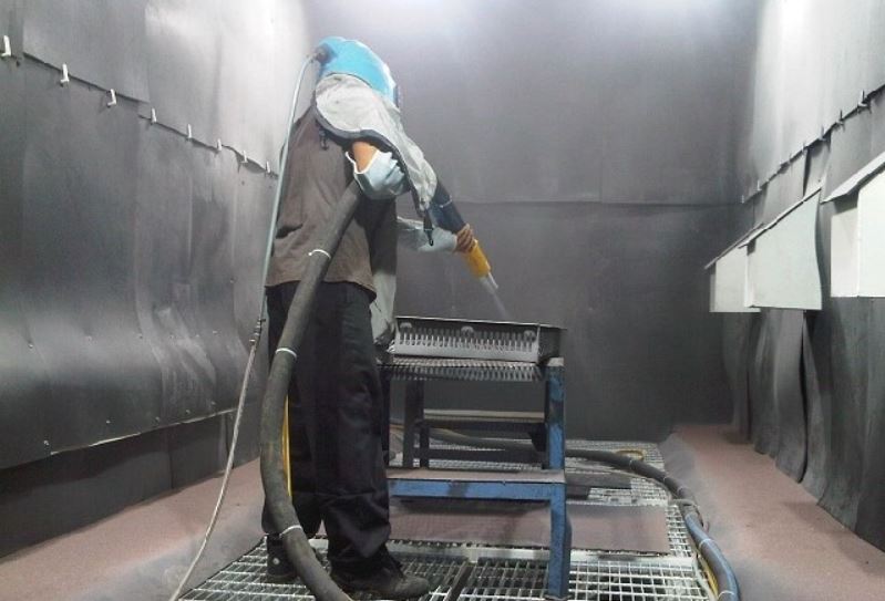 Kiểm soát bụi độc hại trong quá trình phun cát