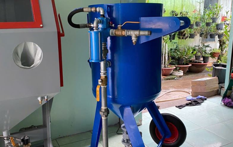 Ứng dụng thực tế của máy phun cát nước bạn nên biết