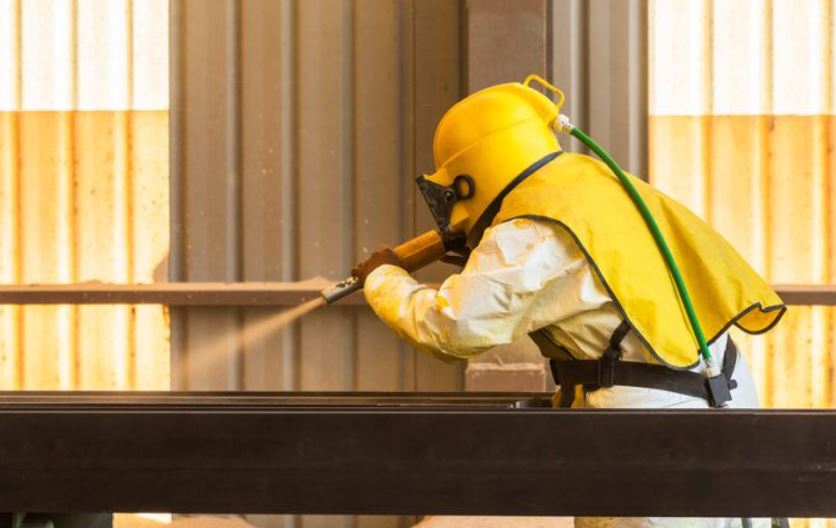 Ứng dụng máy bắn cát công nghiệp trong việc xử lý bề mặt nhôm và hợp kim