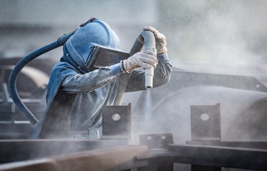 Báo giá dịch vụ phun cát tẩy rỉ sét chi tiết