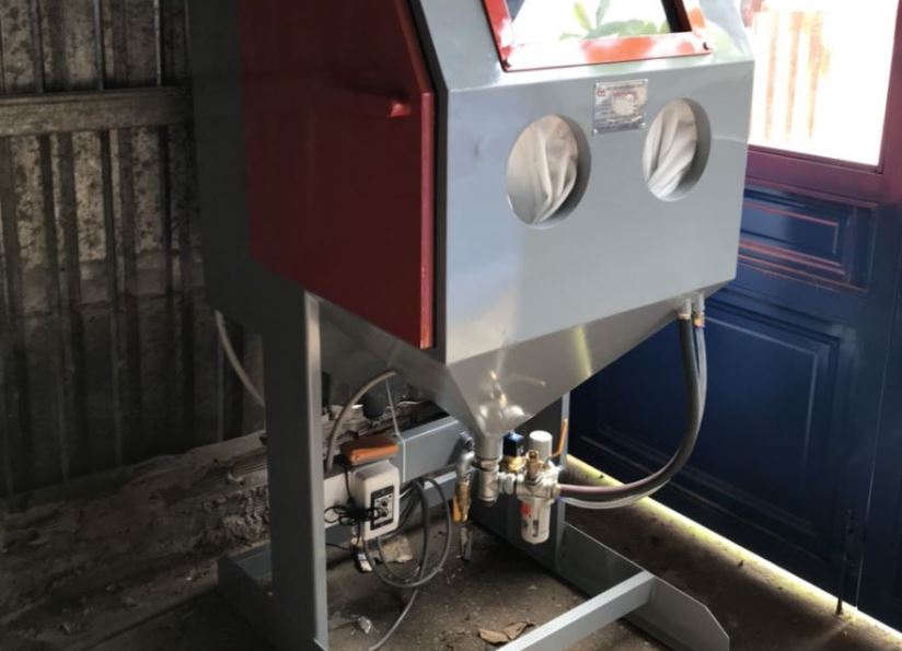 Lợi ích của tủ phun cát mini khi sử dụng cho xưởng cơ khí ỏ