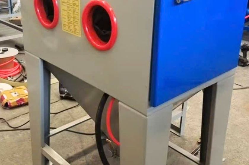 Ứng dụng của tủ phun cát khô trong cơ khí và gia công kim loại