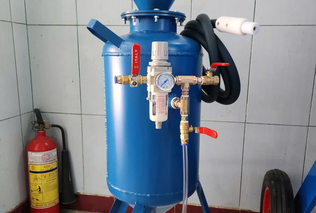 Nguyên lý hoạt động và cơ chế tạo áp lực phun hạt mài Nguyên lý hoạt động và cơ chế tạo áp lực phun hạt mài