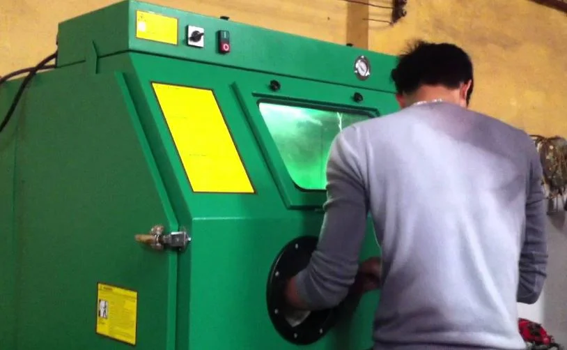 Điểm khác biệt giữa tủ phun cát áp lực và tủ phun cát hút