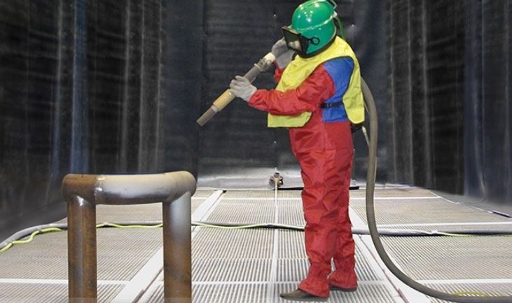 Lưu ý khi sử dụng phun cát để tránh bụi độc hại và tai nạn
