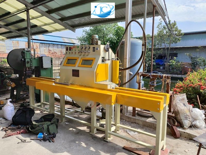 máy phun bi làm sạch bề mặt kim loại